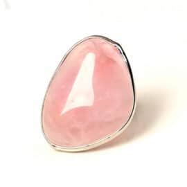 Bague Quartz Rose de Style Ethnique sur fond blanc
