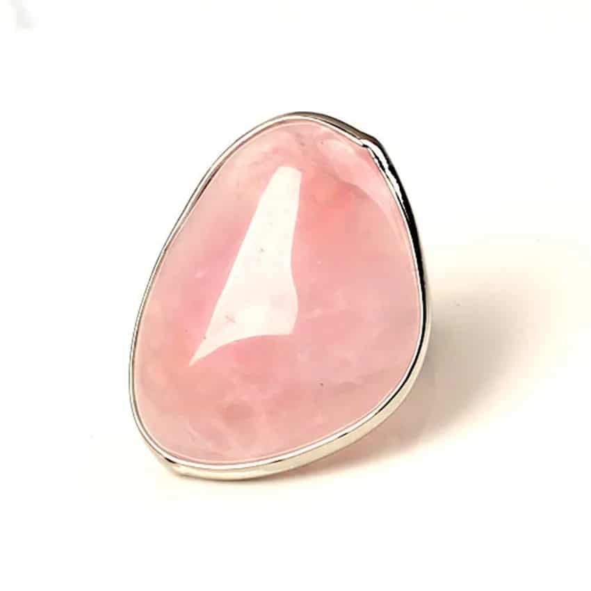 Bague Quartz Rose de Style Ethnique sur fond blanc