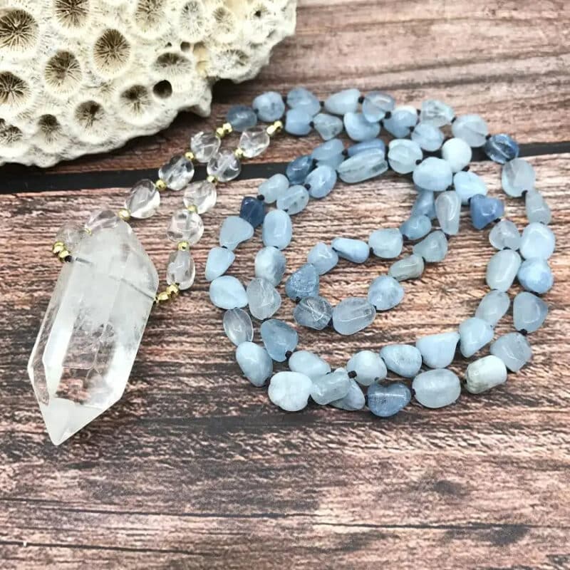 Collier Aigue Marine avec Pendentif en Quartz sur fond de bois