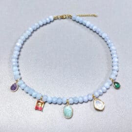Collier Aigue Marine avec Pendentifs de Pierres Naturelles sur fond gris