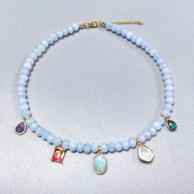 Collier Aigue Marine avec Pendentifs de Pierres Naturelles sur fond gris