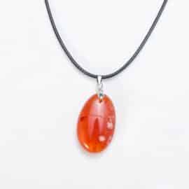 Collier Cornaline avec Corde sur fond gris