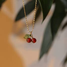 Collier Cornaline avec Pendentif Cerises sur fond flouté