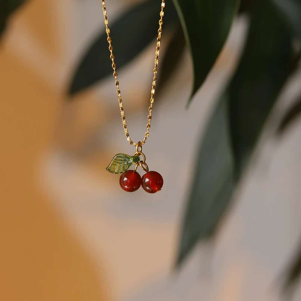 Collier Cornaline avec Pendentif Cerises sur fond flouté