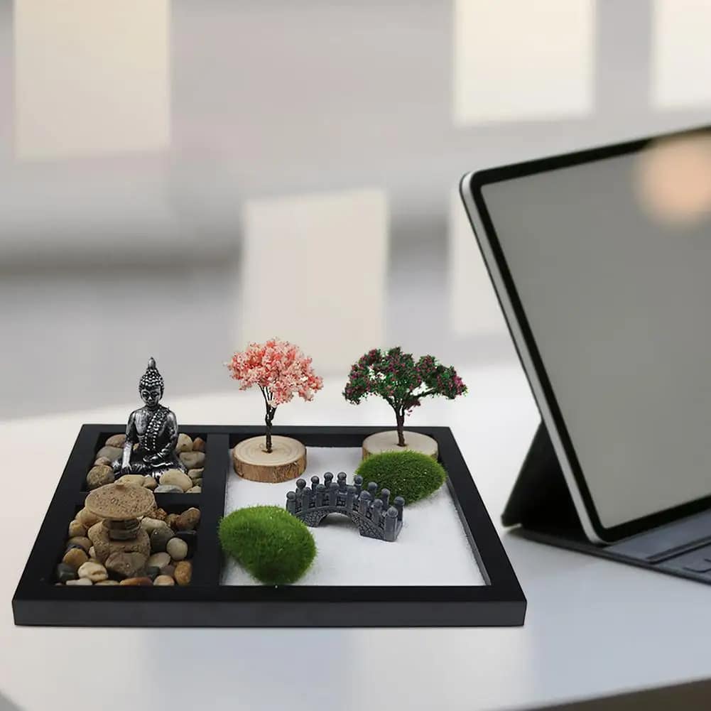 Jardin Zen Miniature avec Bouddha sur une table blanche