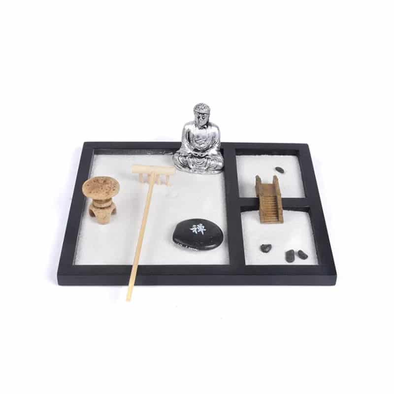 Jardin Zen Miniature de Style Bouddhiste sur fond blanc