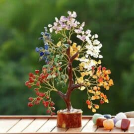 Arbre de Vie Pierre avec Base en Bois sur fond vert